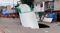 Un profundo socavón en Ciudad de México se traga un camión de refrescos y se vuelve viral