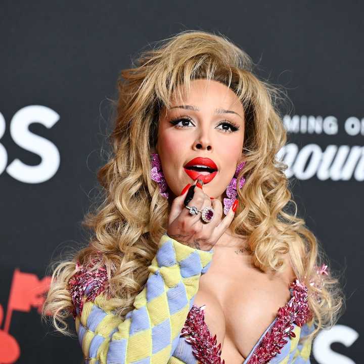 VMAs 2025: Doja Cat Eats Lipstick on Red Carpet