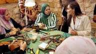 Letizia recorre la Ciudad de los Muertos de El Cairo donde habita un millón de vivos