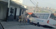 Buseta de servicio público se estrelló contra vivienda en Manizales