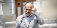 Congresista Héctor Valer escupió a periodista en Puno: “¿Llama eres, traidor?”