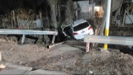 Un auto volcó en Rawson tras chocar contra un guardarraíl y caer al canal