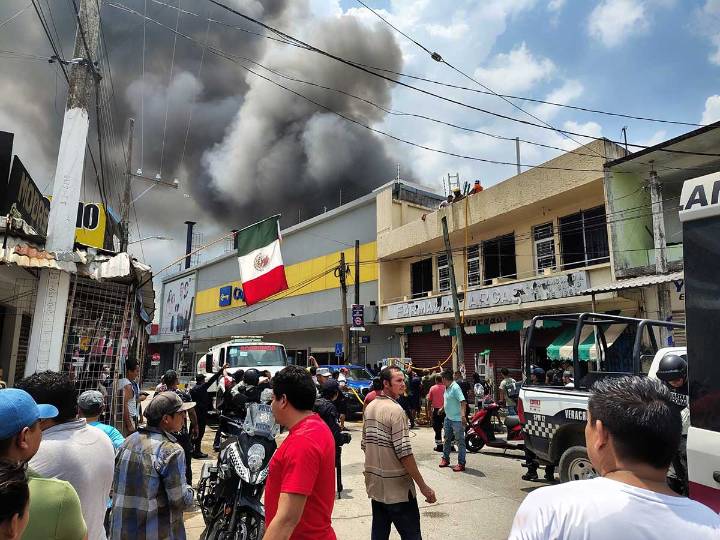 Mujer da su vida para salvar a su hija en un incendio de una tienda departamental