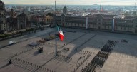 ¿Por qué la bandera nacional ondea a media asta en el Zócalo este 19 de septiembre?