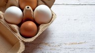 Pocos lo saben: cuál es la diferencia real entre los huevos blancos y los marrones