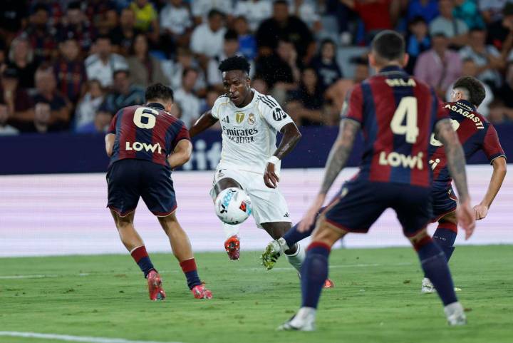 Vinícius y Mbappé guían triunfo del Real Madrid sobre Levante en LaLiga