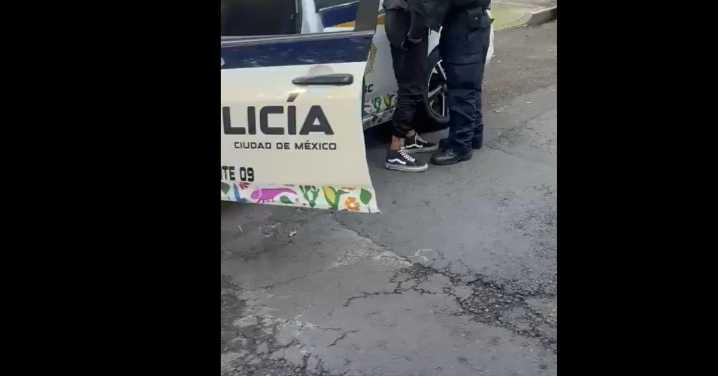 Mujer agrede físicamente a policías del metro, porque "había mucha gente"