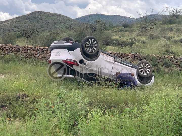 Salida de camino con volcadura en la carretera libre a Juárez; conductor resulta con lesiones menores