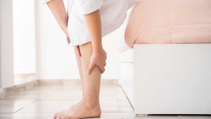 Mover las piernas mientras estás sentado podría ser más saludable de lo que crees: así impacta en tu circulación y metabolismo