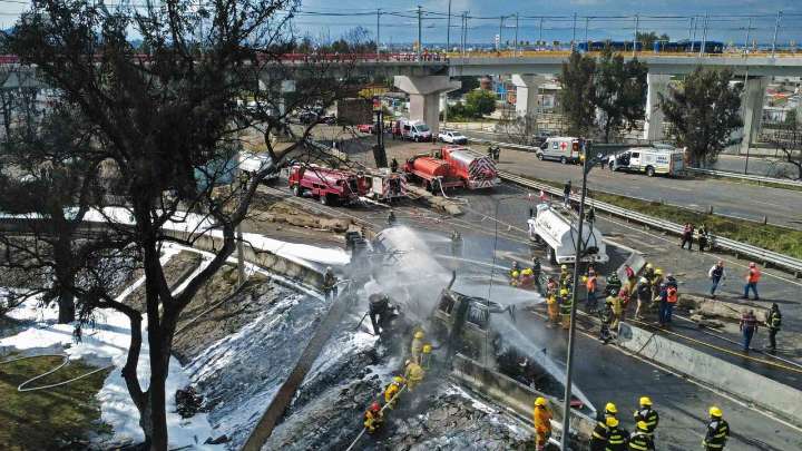 Aumenta a seis el número de muertos por explosión de un camión con gas en México