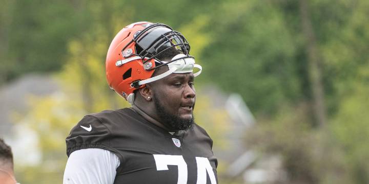 Dawand Jones suffers season-ending knee injury
