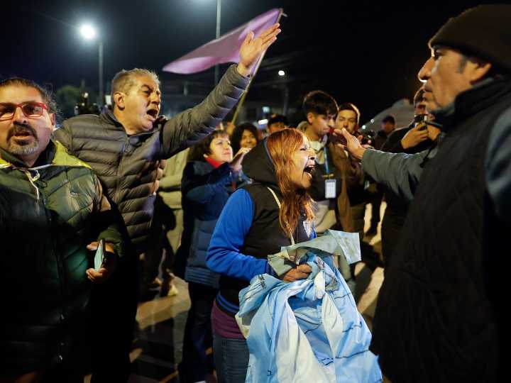 Incidentes en el cierre de la campaña libertaria: pedradas, golpes y un predio blindado para proteger a Milei