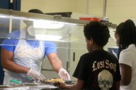 Estudiantes de Carolina del Norte pierden acceso a comidas frescas y locales tras recortes federales
