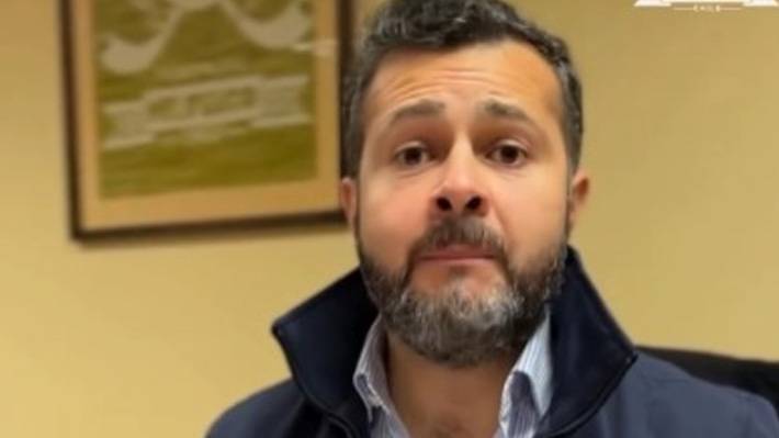 Funcionario municipal se abalanza sobre alcalde de Melipeuco y le arranca parte de la oreja de una mordida