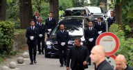 El funeral blindado de Giorgio Armani en su pueblo con solo 50 asistentes