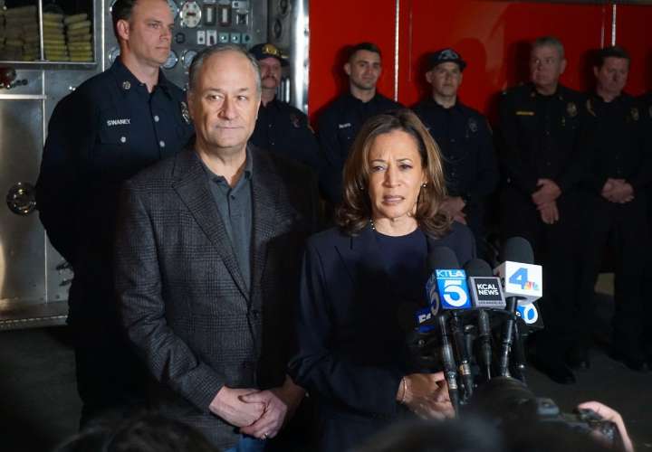 Cele|bitchy | Politico: Democrats are mad about Kamala Harris’s book & her book tour