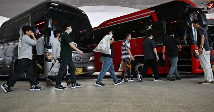 South Koreans detained in U.S. immigration raid arrive back home to applause and protests
