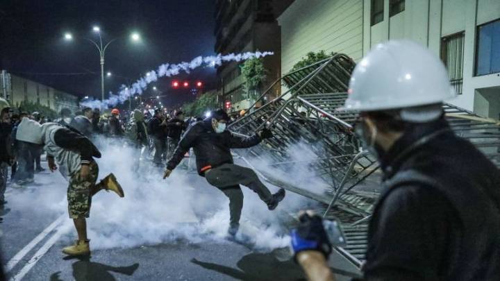 Manifestantes de la generación Z se enfrentan a la policía en Perú