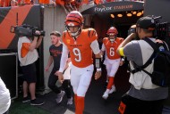 Deadspin | Bengals QB Joe Burrow departs with toe injury