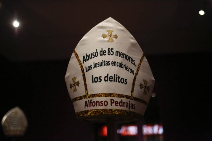 Muestra de arte en Bolivia refleja abusos de sacerdotes en el 'Viacrucis de la pederastia'
