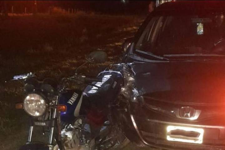 Dos personas resultaron heridas tras un accidente entre un auto y una moto en la ruta 12