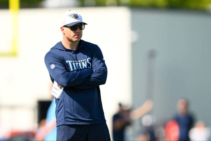 Titans' Brian Callahan passes play calling to QB coach Bo Hardegree