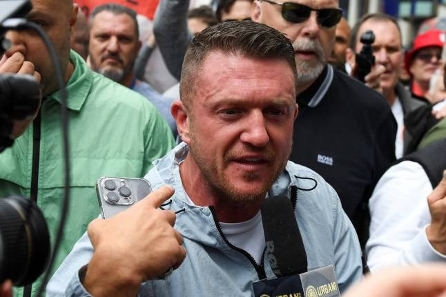 Woman with knives threatened to kill migrants after watching far