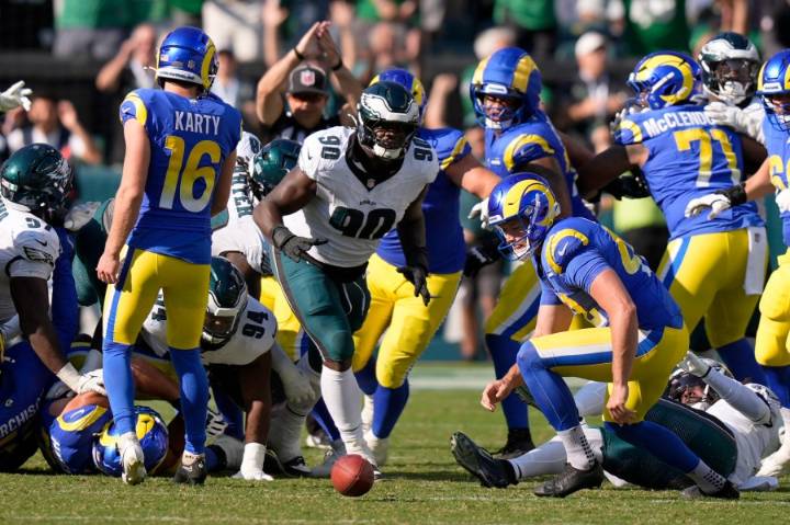 Two blocked field goals returned for TDs contribute to a wild early slate of NFL games
