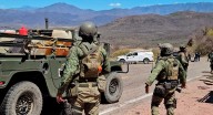 Decomisan vehículo blindado artesanal con arsenal y equipo táctico en Concordia, Sinaloa