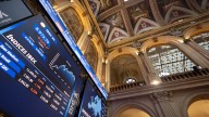 El Ibex 35 baja un 0,45% al cierre en una jornada marcada por la OPA
