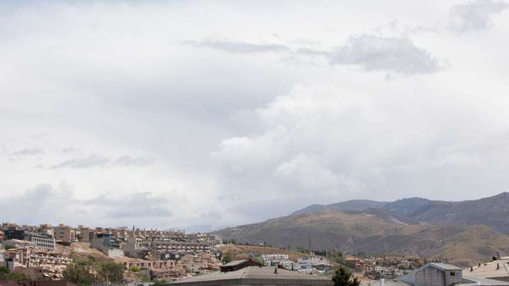 Intervalos nubosos y máximas de 36 grados este domingo en Granada