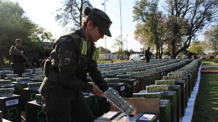 Golpe al contrabando en Chaco: interceptaron un camión con 250.000 atados de cigarrillos ocultos entre caños metálicos