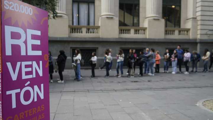 Fiebre por las carteras: largas filas en la peatonal Córdoba por el "reventón" de una marca rosarina