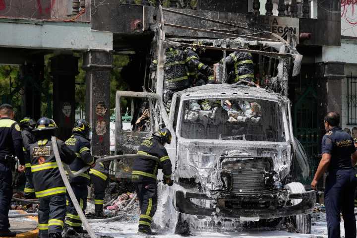 Encapuchados atacan y queman camión en instalaciones militares en México tras protesta por Ayotzinapa