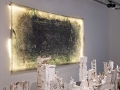 La nueva instalación de Andrés Waissman: materiales de descarte convertidos en ciudad