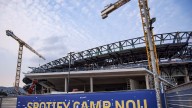 Los compromisos contractuales con los inversores y patrocinadores obligan al Barça a acelerar el regreso al Camp Nou