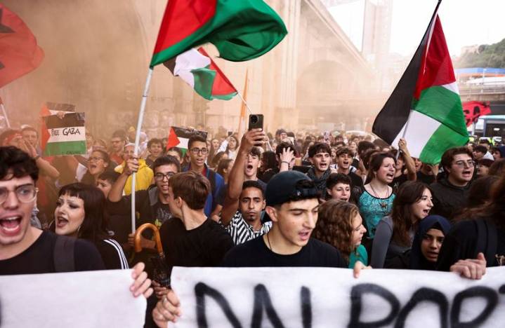 Genoa dockers walk out as Italian unions protest against Israel