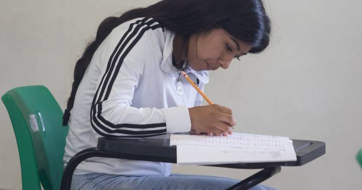 Diputados proponen eliminar cobro de examen de admisión en educación media y superior