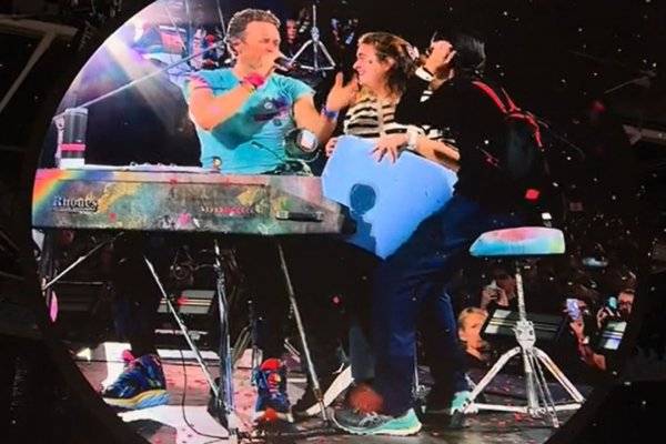 La tremenda reacción de Chris Martin cuando dos israelíes subieron al escenario en pleno concierto