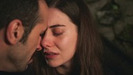 “No tengo a donde ir”: Suna se derrumba en los brazos de Abdin… ¡y casi se besan!
