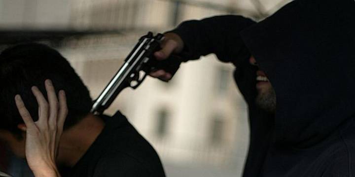Joven que recibió un balazo en el rostro por evitar asalto de sus amigos lucha por su vida