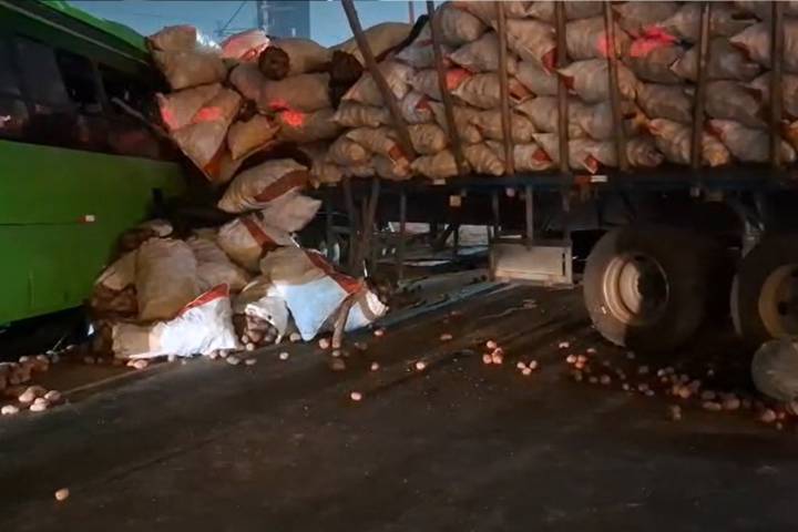 Accidente en el km 24 de la Panamericana Sur deja cinco heridos tras choque entre tráiler y bus turístico