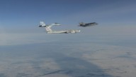 EEUU despliega cazas para "identificar e interceptar" 4 aviones militares rusos cerca de Alaska