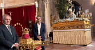 La Pastora de Santa Marina presenta la corona y manto para su coronación