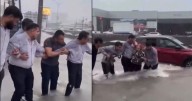 VIDEO ¡Cadena humana! Salvan a mujer de la tercera edad atrapada en las inundaciones de Monterrey