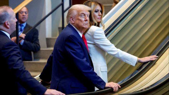 On Camera, Escalator At UN Halts As Donald Trump, Melania Step On It; White House Orders Probe