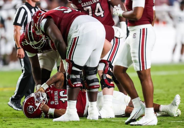 Deadspin | South Carolina star QB LaNorris Sellers knocked out after hit to head