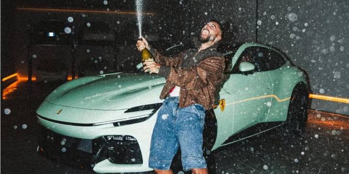 Maluma estrenó su Ferrari único en el mundo