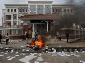 Crisis y descontrol en Nepal: queman viva a la esposa de un exfuncionario y tiran al ministro de Economía semidesnudo al río