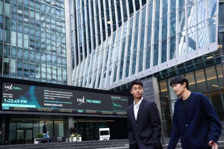 S&P/TSX composite down in late-morning trading, U.S. stock markets also fall